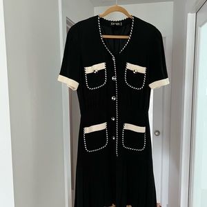 Dress vintage pleated bottom, button closer